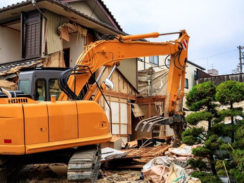 解体工事中のショベルカーのイメージ